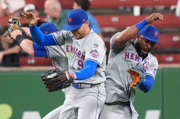 Mets' J.D. Martinez accidentally hits Cardinals' Willson Contreras with bat, breaks arm Mets' J.D. Martinez accidentally hits Cardinals' Willson Contreras with bat, breaks arm