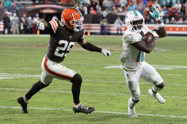 Miami Dolphins plan to 'move forward' with Tyreek Hill, despite trade speculation Miami Dolphins plan to 'move forward' with Tyreek Hill, despite trade speculation
