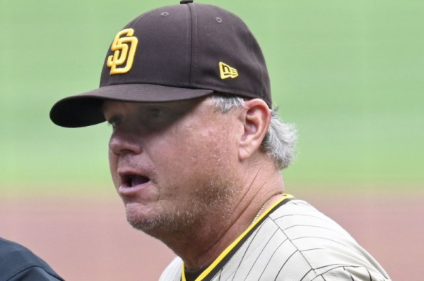 San Diego Padres manager Mike Shildt throws glasses during tantrum with umpire