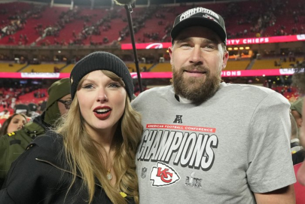 Taylor Swift gives surprise performance at Travis Kelce's TEU event