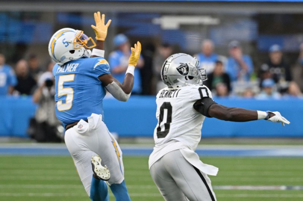 Eagles agree to trade Thomas Booker for Raiders' Jakorian Bennett