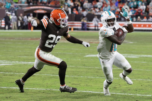 Dolphins' Tyreek Hill considering retirement after knee injury Dolphins' Tyreek Hill considering retirement after knee injury