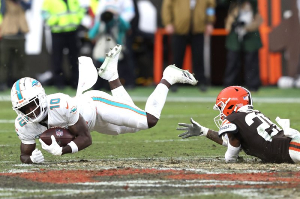 Dolphins' Tyreek Hill has successful but season-ending knee surgery