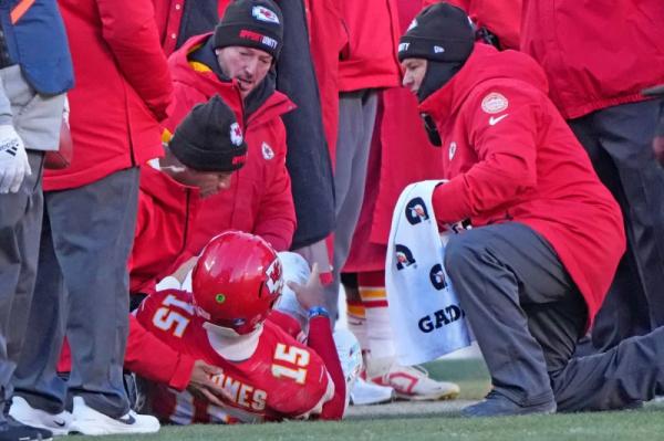Mahomes, Parsons, Adams among NFL stars hurt in injury-riddled Week 15 Mahomes, Parsons, Adams among NFL stars hurt in injury-riddled Week 15