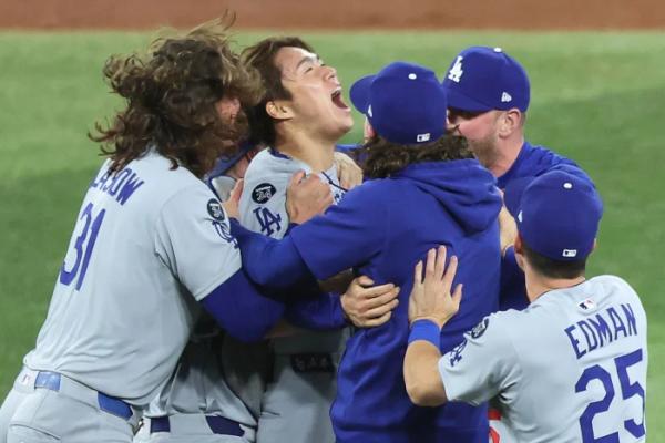 Chiefs restructure Patrick Mahomes' contract, clear $43M in cap space Chiefs restructure Patrick Mahomes' contract, clear $43M in cap space