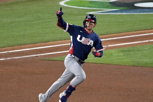USA edges Dominican Republic, aided by blown call, to reach WBC finale