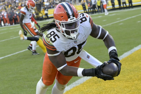 Chargers, former Browns TE David Njoku agree to one-year deal